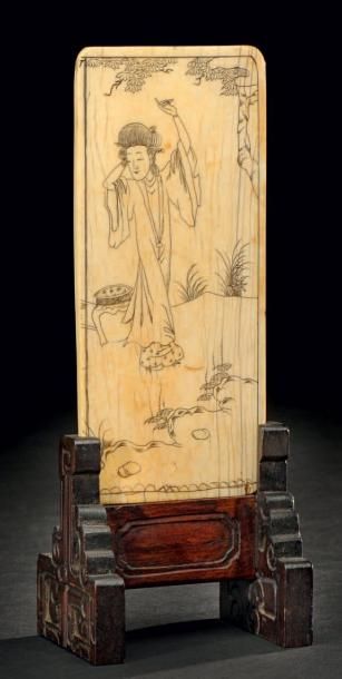 CHINE Plaque en ivoire à décor sculpté présentant une femme de cour. Au dos, écriture...