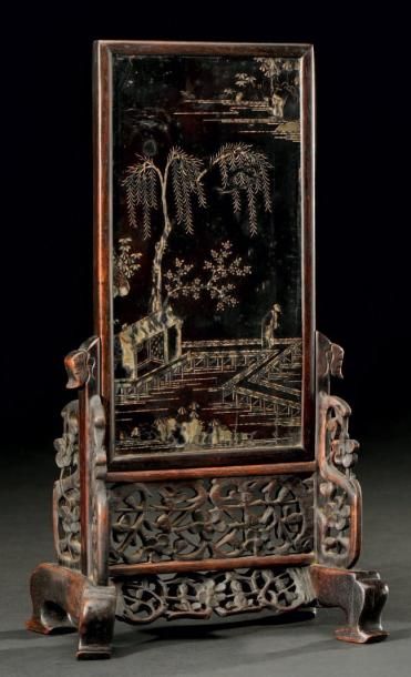 CHINE Plaque en bois laqué à décor de nacre incrustée de couleur Fin du XVIIIème...