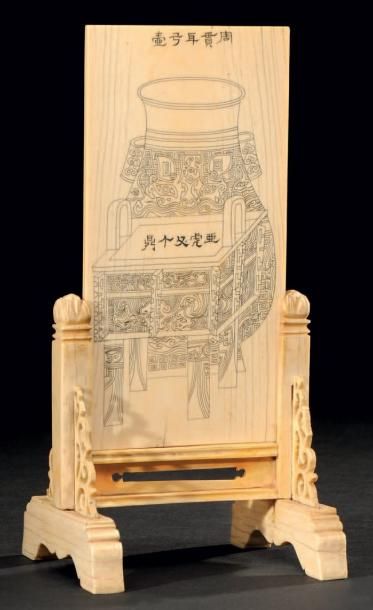 CHINE Plaque rectangulaire en ivoire à décor présentant un vase archaïque et un brûle-parfum...