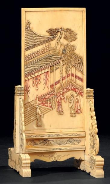 CHINE Plaque en ivoire sculpté à décor présentant une scène de cour. Au revers, un...