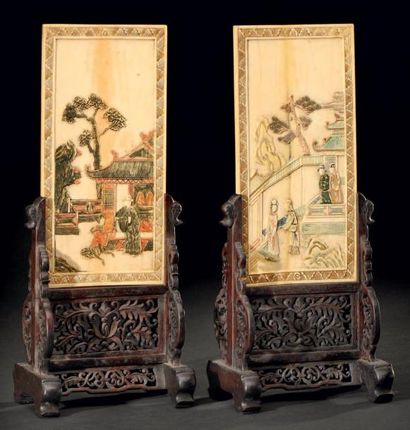 CHINE Paire de plaques décoratives en ivoire sculpté polychrome présentant une scène...