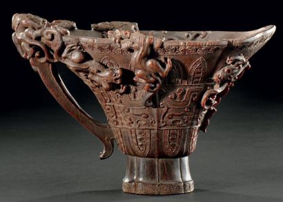 CHINE Coupe libatoire en corne de rhinocéros à décor archaïque de huit dragons.
XVIIIème...