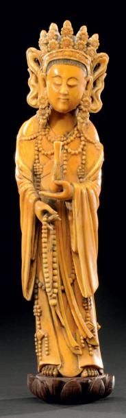 CHINE Sujet en ivoire sculpté représentant la déesse Kwanhin tenant un flacon de...