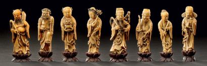 CHINE Suite de huit sujets en ivoire sculpté représentant des dignitiaires, philosophes...