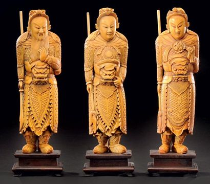 CHINE Suite de trois guerriers de type mongol en ivoire sculpté et très patiné Vers...
