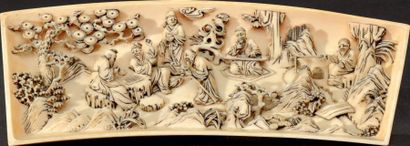 CHINE Instrument de lettré en ivoire sculpté en forme d'éventail souligné d'encre....