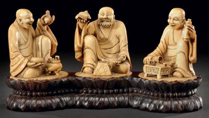 CHINE Suite de trois sages assis sur socle donnant enseignement, l'un à une chauve-souris,...