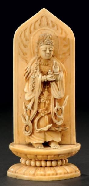CHINE Sujet en ivoire sculpté représentant Kwanin Vers 1830 H: 13 cm; L: 6 cm
