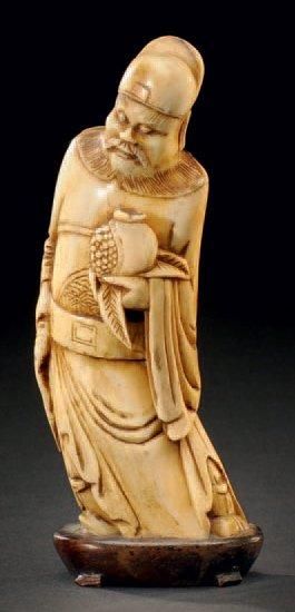 CHINE Sujet en ivoire sculpté représentant un homme à la grenade Vers 1840 H: 10...