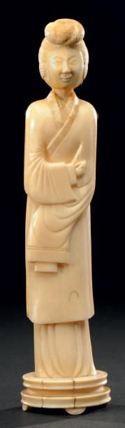 CHINE Sujet en ivoire sculpté représentant une femme de cour Vers 1850 H: 20 cm (tête...