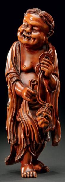 CHINE Sujet en bois de macao sculpté représentant un immortel Vers 1840 H: 21 cm