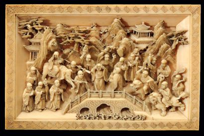CHINE Plaque en ivoire sculpté en bas-relief représentant une scène dans un monastère...