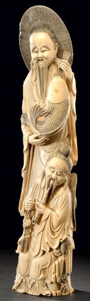HONG-KONG Grand sujet en ivoire sculpté: Pêcheur et fumeur de pipe Signé XIXème siècle...