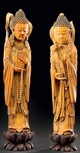 CHINE Paire de sujets bouddhiques en ivoire sculpté représentant un homme tenant...