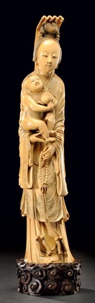 CHINE Important sujet en ivoire sculpté représentant une kwanin portant un karako...