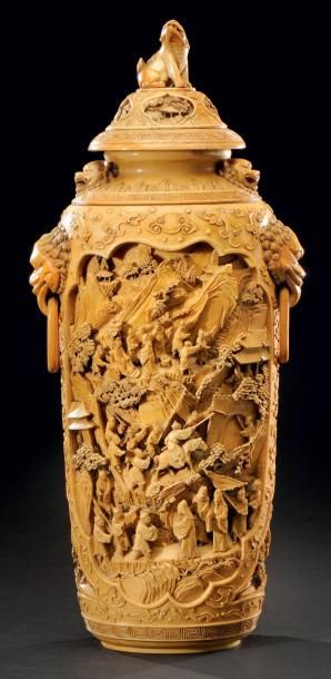 CHINE Important vase couvert en ivoire richement sculpté à décor de scènes de batailles...