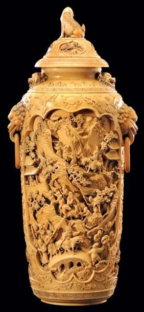 CHINE Important vase couvert en ivoire richement sculpté à décor de scènes de batailles...