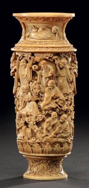 CHINE Petit vase en ivoire sculpté présentant une assemblée de moines Début du XIXème...
