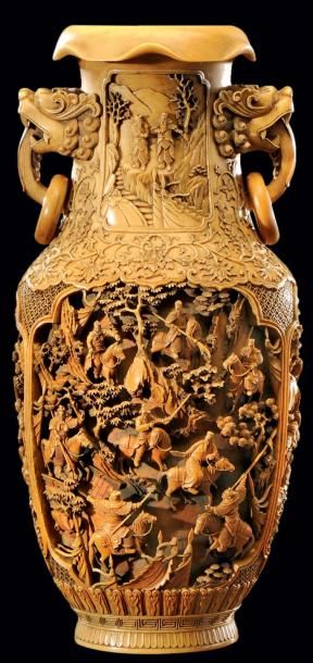 CHINE Important vase en ivoire richement sculpté sur quatre faces: - une scène de...