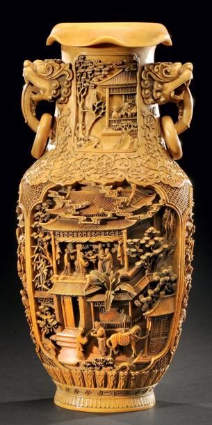 CHINE Important vase en ivoire richement sculpté sur quatre faces: - une scène de...