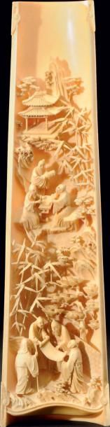 CHINE Support de poignet pour lettré en ivoire sculpté en forme de bambou. Décor...