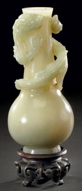 CHINE Vase balustre en jade céladonné à décor d'un dragon à cinq pattes s'enroulant...