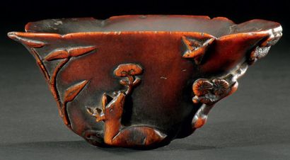 CHINE Coupe libatoire en corne de rhinocéros à décor d'un cerf, d'un singe, d'un...