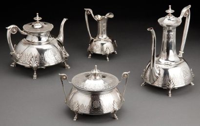 null Service à thé et café en argent ciselé à décor orientalisant et posant sur quatre...