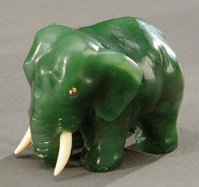 null Elephant en jade sculpté, défenses en ivoire, yeux en brillants enchassement...