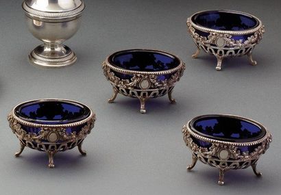 null Suite de quatre salerons en argent et verreries bleues de style Louis XVI à...