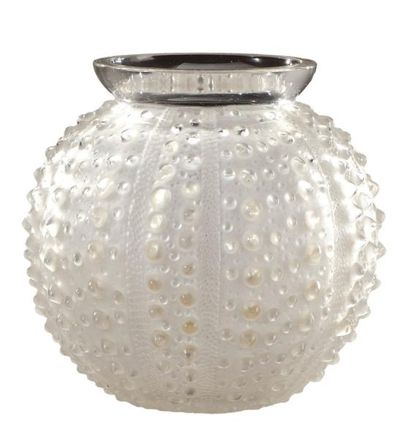 RENE LALIQUE (1860-1945) Vase boule modèle «Oursin» en verre soufflé-moulé. Signature...