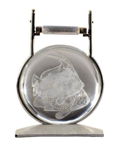 RENE LALIQUE (1860-1945) Base de lampe de cheminée «Poissons» en verre blanc moulé-pressé...