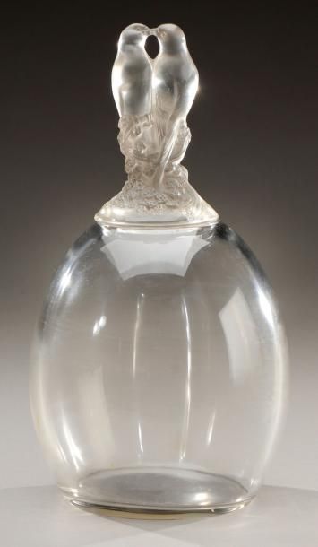 RENE LALIQUE (1860-1945) Vase «Tourterelles» en verre blanc soufflé-moulé à bouchon...