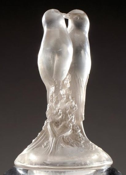 RENE LALIQUE (1860-1945) Vase «Tourterelles» en verre blanc soufflé-moulé à bouchon...