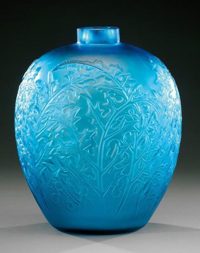 RENE LALIQUE (1860-1945) Vase «Acanthes» modèle pied de lampe en verre soufflé-moulé...