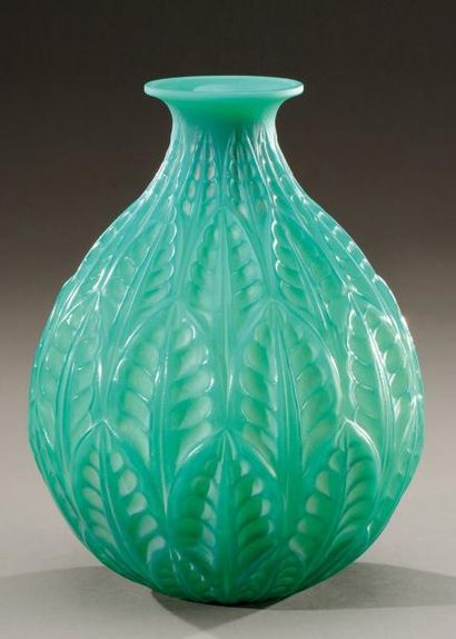 RENE LALIQUE (1860-1945) Vase modèle «Malesherbes» dit aussi «Feuilles et Néfliers»...