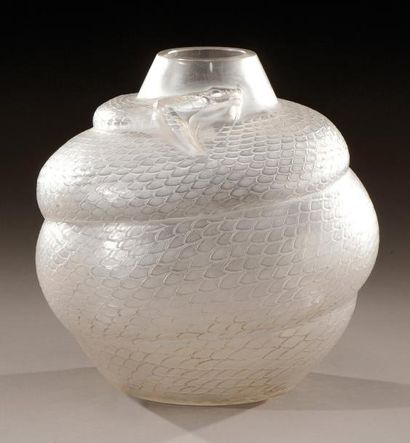 RENE LALIQUE (1860-1945) Rare vase «Serpent» en verre blanc soufflé-moulé. Signature...