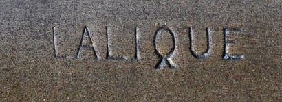 RENE LALIQUE (1860-1945) pour Van Cleef & Arpels Face à main en bronze à patine brune...