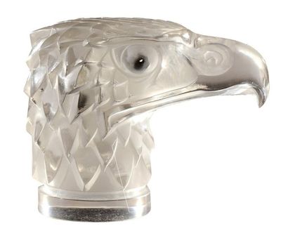 RENE LALIQUE (1860-1945) Bouchon de radiateur «Tête d'aigle» en verre blanc moulépressé....