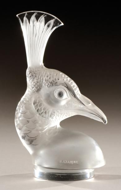 RENE LALIQUE (1860-1945) Presse-papiers «Tête de paon» en verre blanc moulépressé....