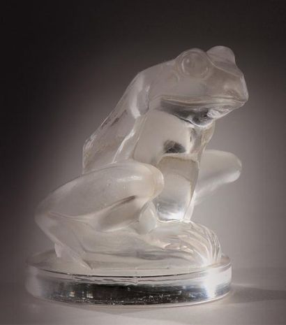 RENE LALIQUE (1860-1945) Rare bouchon de radiateur «Grenouille» en verre blanc moulépressé...