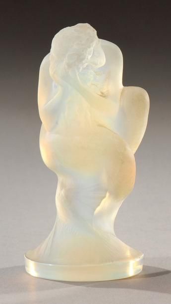 RENE LALIQUE (1860-1945) Statuette «Sirène» petite en verre moulé-pressé patiné opalescent....