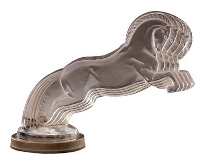 RENE LALIQUE (1860-1945) Rare bouchon de radiateur «Cinq chevaux» en verre blanc...