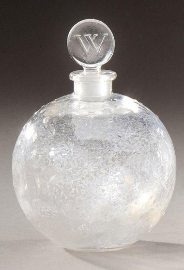 RENE LALIQUE (1860-1945) Flacon boule «Dans la nuit» de Worth en verre blanc soufflé-moulé....