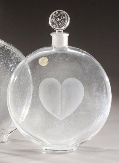 RENE LALIQUE (1860-1945) Flacon pour Worth en verre blanc moulé-pressé à décor d'un...