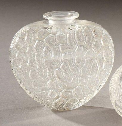 RENE LALIQUE (1860-1945) Flacon «Grigri» en verre blanc soufflé-moulé. Signature...