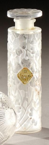RENE LALIQUE (1860-1945) Flacon «Les cinq fleurs» pour Forvil en verre blanc soufflémoulé....