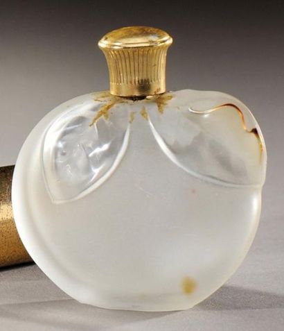 RENE LALIQUE (1860-1945) Petit flacon «Fille d'Eve» en verre moulé pressé. Signé...