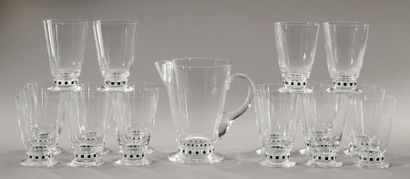 RENE LALIQUE (1860-1945) Rare service comprenant un broc et seize verres modèle «Unawihr»...