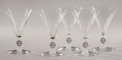 RENE LALIQUE (1860-1945) Partie de service comprenant cinq verres à pied modèle «Monogramme»...